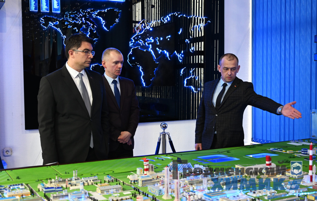 Чрезвычайный и Полномочный Посол Турецкой Республики Гючлю Джем Ышик в ОАО Гродно Азот (3).JPG